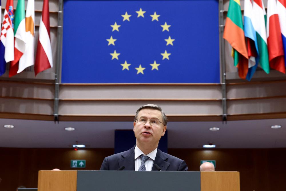 Le commissaire européen à l’économie et à la productivité, Valdis Dombrovskis, au Parlement européen, à Bruxelles, le 26 mars 2026. - YVES HERMAN/REUTERS