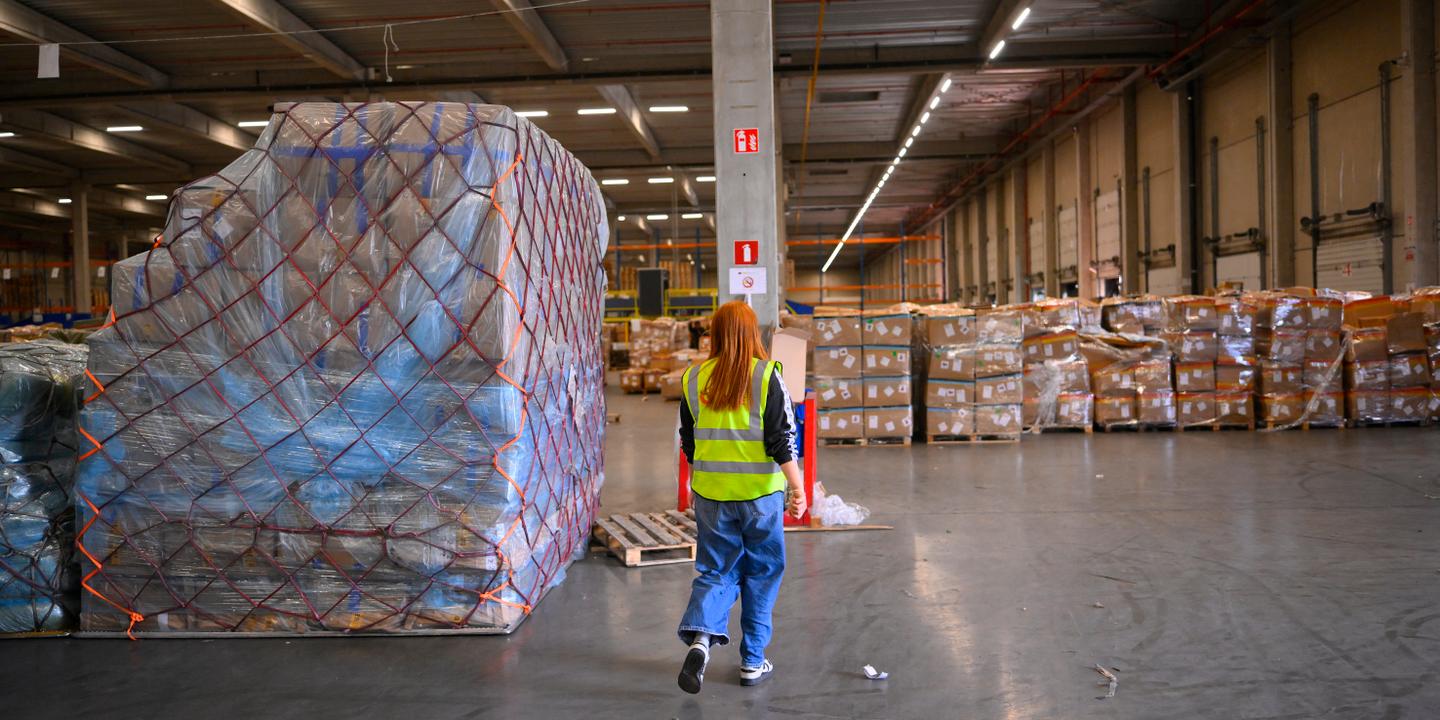 La France taxe la fast fashion seule, une stratégie jugée risquée avant l'Europe