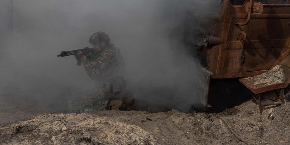 Lors d’un entraînement militaire de base au centre d’entraînement des forces terrestres ukrainiennes, le 25 mars 2026. - ROMAN PILIPEY / AFP