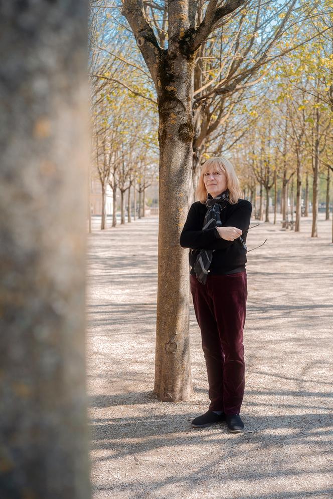 Lucy Sante, nos Jardins de Luxemburgo, em Paris, em março de 2026.