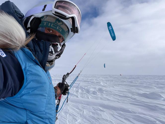 Matthieu Tordeur se photographie au 56ᵉ jour de sa traversée de l’Antarctique en kite-ski, le 28 décembre 2025.