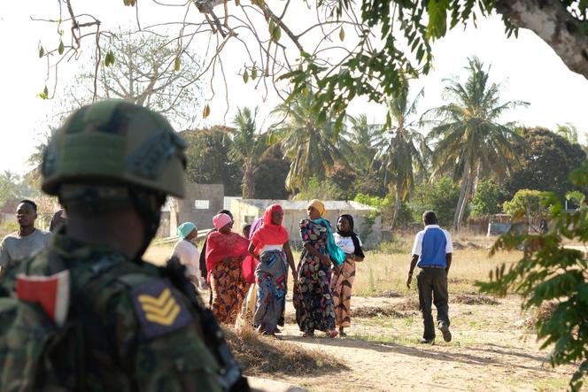 Une patrouille de soldats rwandais, à Mocimboa da Praia, dans la région de Cabo Delgado, au Mozambique, le 27 septembre 2022.