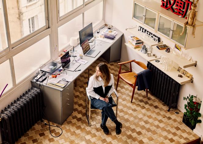 A artista Justine Emard em seu ateliê, em Paris, 13 de março de 2026.