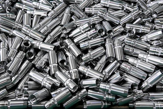 Des munitions de calibre 20mm dans l’usine KNDS, à La Chapelle-Saint-Ursin (Cher), le 21 mars 2025.