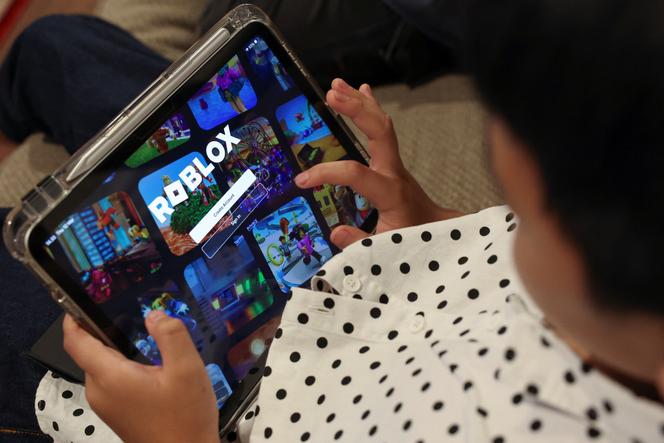 Um jovem indonésio acessa a plataforma Roblox em 28 de março de 2026 em Jacarta.