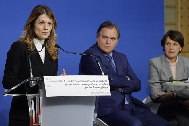 Maud Brégéon (à gauche), porte-parole du gouvernement, aux côtés de Philippe Tabarot, ministre des transports, et d’Annie Genevard, ministre de l’agriculture, à Paris, le 27 mars 2026.