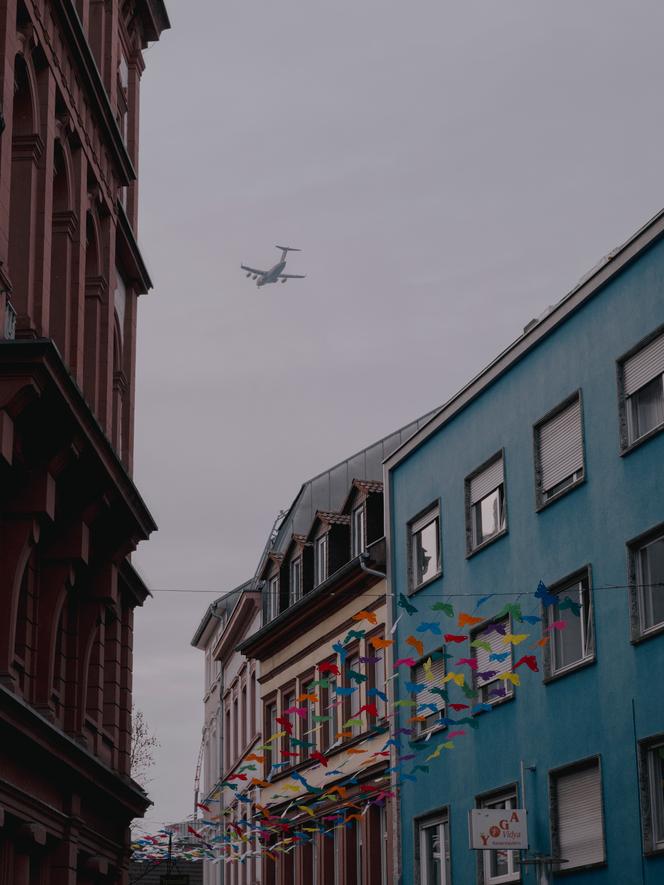 Un avion américain survole le centre-ville de Kaiserslautern (Allemagne) en direction de la base aérienne de Ramstein, le 25 mars 2026