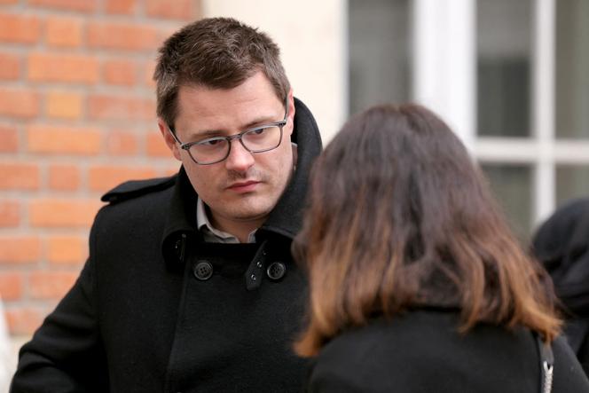 Policial Gilles Guilbert em frente ao Tribunal de Justiça de Yvelines, em Versalhes, 27 de março de 2026.