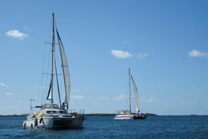 Os veleiros “Friends Ship” e “Tiger Moth”, que transportam ajuda humanitária destinada a Cuba, partem de Isla Mujeres, no estado de Quintana Roo, México, no dia 21 de março de 2026.