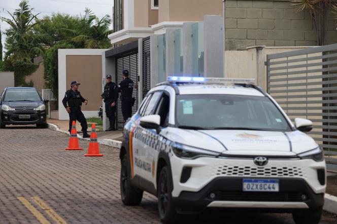 Devant le domicile de Jair Bolsonaro, ancien président brésilien assigné à résidence, à Brasilia, le 27 mars 2026. 