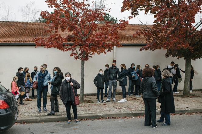 Em frente ao colégio Bois-d'Aulne, em Conflans-Sainte-Honorine (Yvelines), 17 de outubro de 2020. Homenagem a Samuel Paty, o professor de história decapitado na véspera.