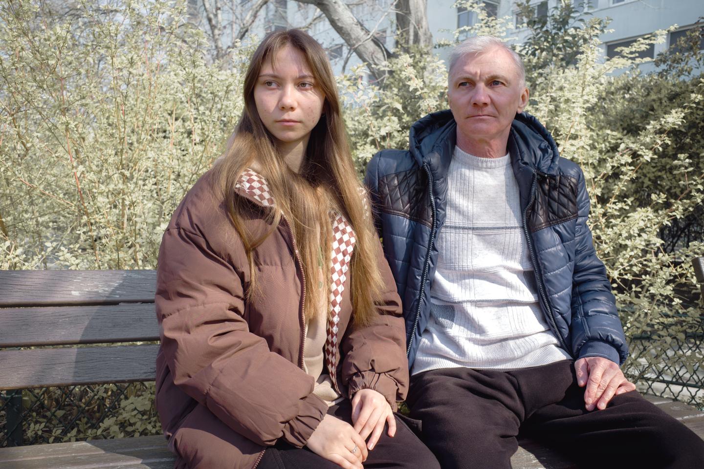 Fuir la Russie de Poutine : l’exil en France d’un père et de sa fille, persécutés pour un simple dessin