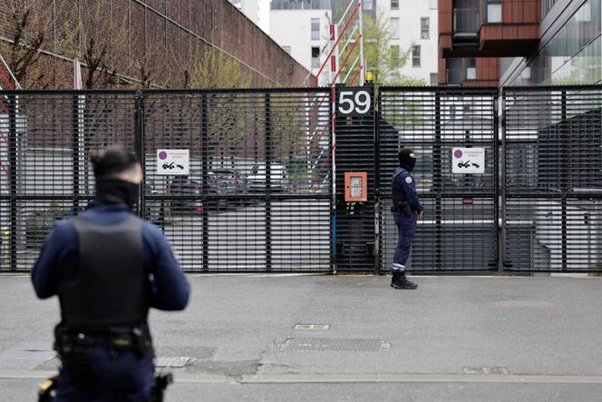 Des policiers devant le siège de l’Office national antifraude où est interrogé Gims, à Ivry-sur-Seine (Val-de-Marne), le 27 mars 2026.