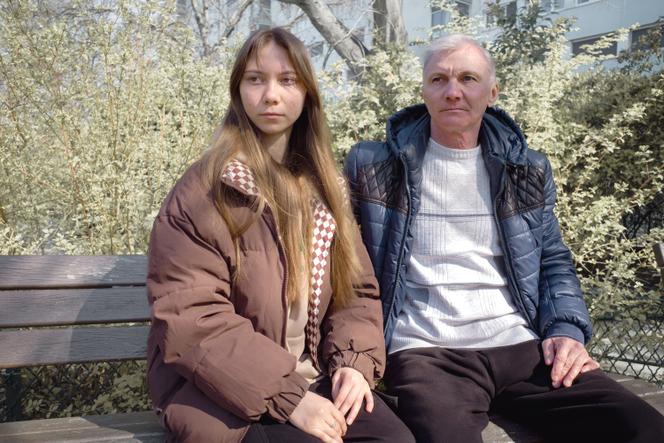 Maria et son père, Alexeï Moskalev, à Paris, le 19 mars 2026.