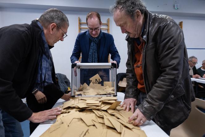 Dépouillement des bulletins de vote après le premier tour des élections municipales, à Quimper, le 15 mars 2026. 