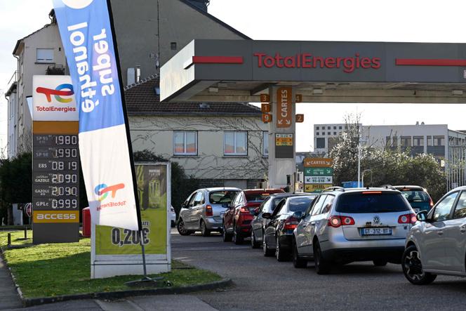 Motoristas fazem fila em um posto de gasolina em Forbach (Mosela), em 27 de março de 2026. 