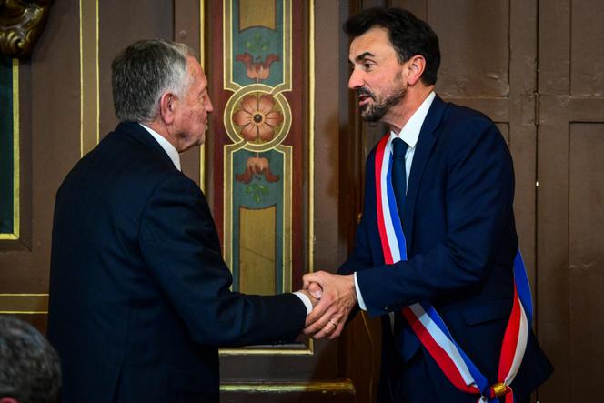 Jean-Michel Aulas et Grégory Doucet, lors de l’installation du maire de Lyon, au conseil municipal, le 27 mars 2026.