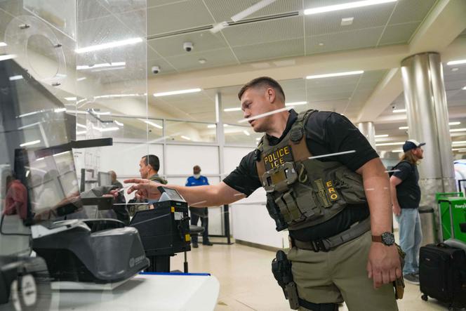 Oficiais de imigração verificam documentos de identificação no Aeroporto Internacional Hartsfield-Jackson em Atlanta, Geórgia, em 27 de março de 2026.