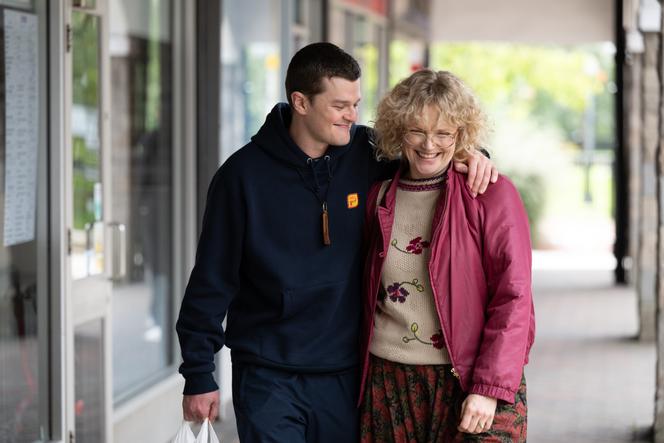 Robert Aramayo (John Davidson) e Maxine Peak (Dottie Achenbach) em “I Swear”, de Kirk Jones.