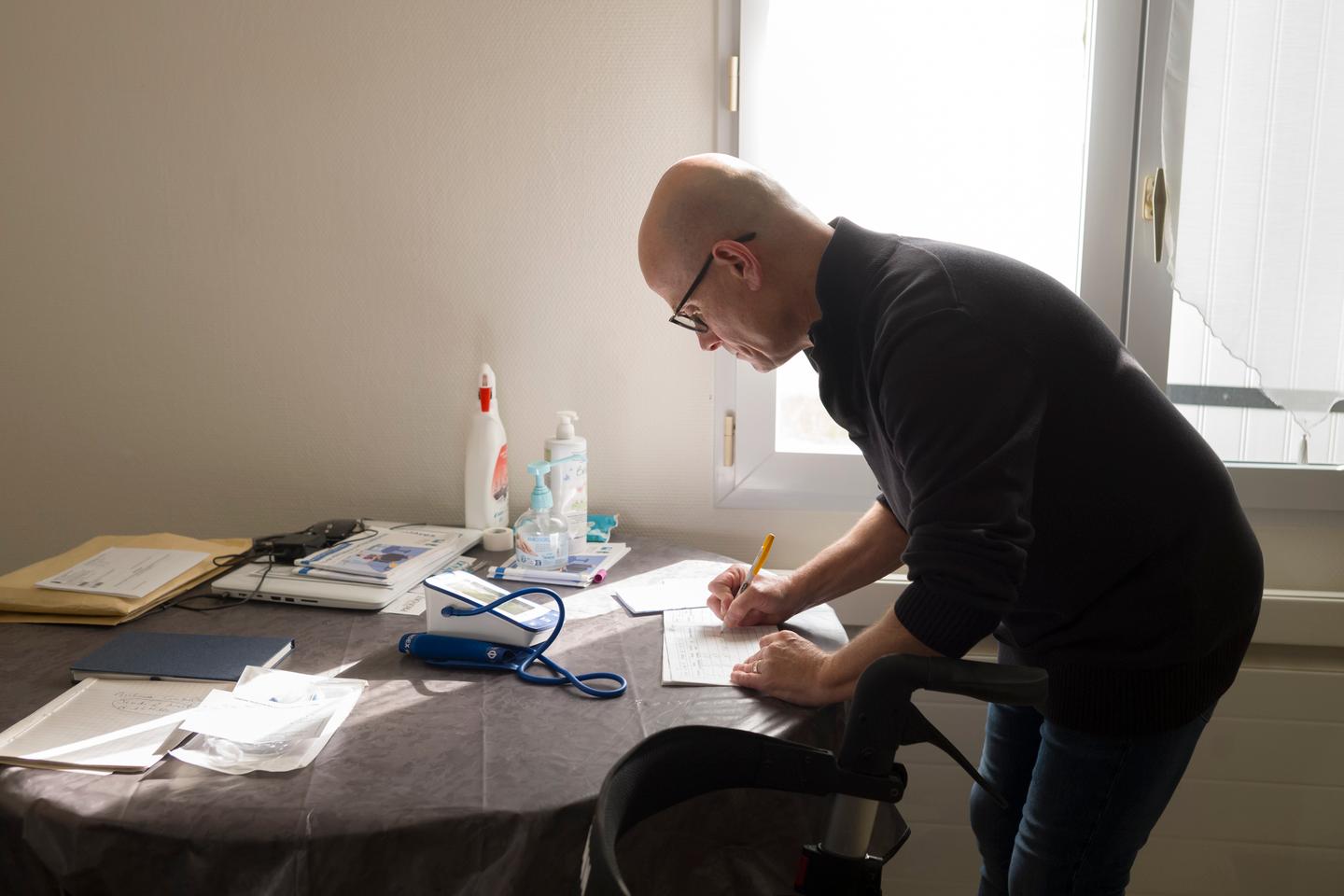 « J’ai plus confiance en lui qu’en les médecins » : en tournée avec un infirmier à domicile, de 5 h 30 à 21 heures