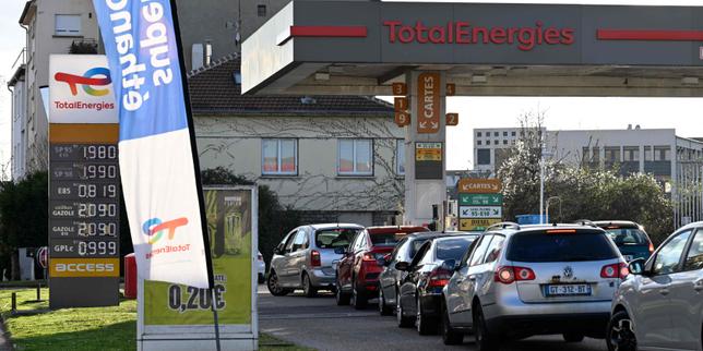 Prix des carburants : des transporteurs routiers et des chauffeurs d’autocars prévoient une opération escargot en Ile-de-France, lundi matin