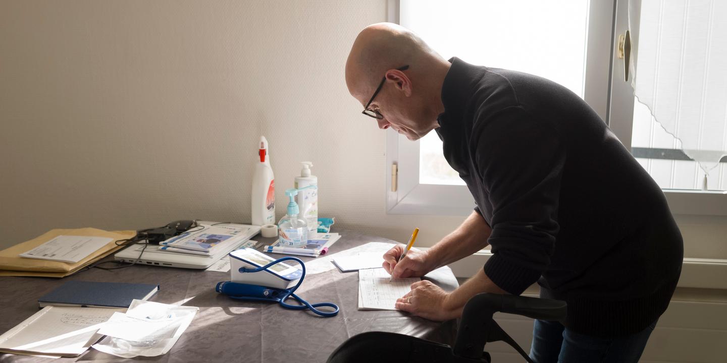 Tournée avec un infirmier à domicile : une confiance qui dépasse celle envers les médecins