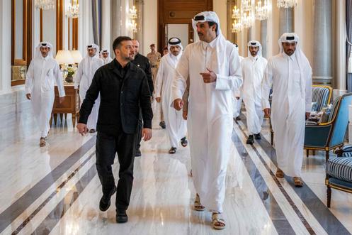 O Emir do Catar, Xeque Tamim bin Hamad Al Thani, acompanhado pelo presidente ucraniano Volodymyr Zelensky, no Palácio Lusail em Doha, em 28 de março de 2026.