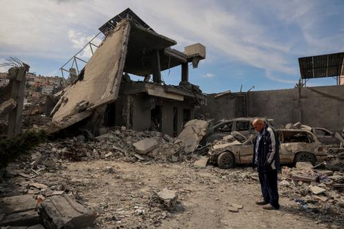 Hassan, un habitant de Saksakiyeh, près d’un bâtiment détruit par une frappe israélienne, dans le sud du Liban, le 28 mars 2026.