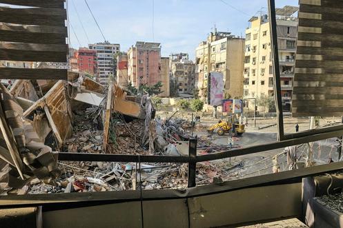 Un bulldozer dégage les débris d’une rue à la suite d’un raid aérien israélien nocturne, dans la banlieue sud de Beyrouth, le 28 mars 2026.