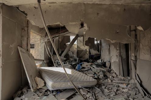 A l’ntérieur d’un bâtiment touché par une frappe israélienne, à Saksakiyeh, dans le sud du Liban, le 28 mars 2026.