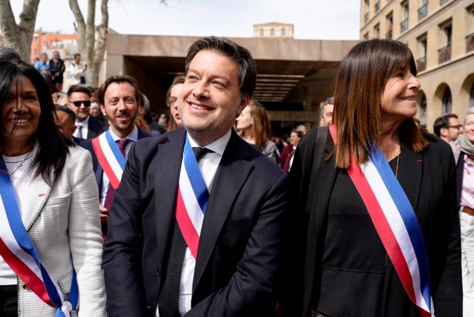 Le maire de Marseille, Benoît Payan, entouré de Samia Ghali (à gauche) et de Michèle Rubirola, sa première adjointe, à la sortie du conseil municipal, le 28 mars 2026.