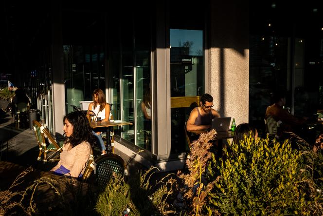 A la terrasse d’un café, à Toronto, en Ontario, le 13 avril 2023.