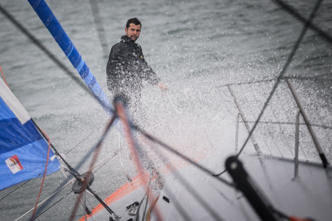 Marinheiro francês Guirec Soudée, treinando em seu Imoca Freelance.com antes do Vendée Globe 2024, na costa de Concarneau (Finistère), 5 de abril de 2024.
