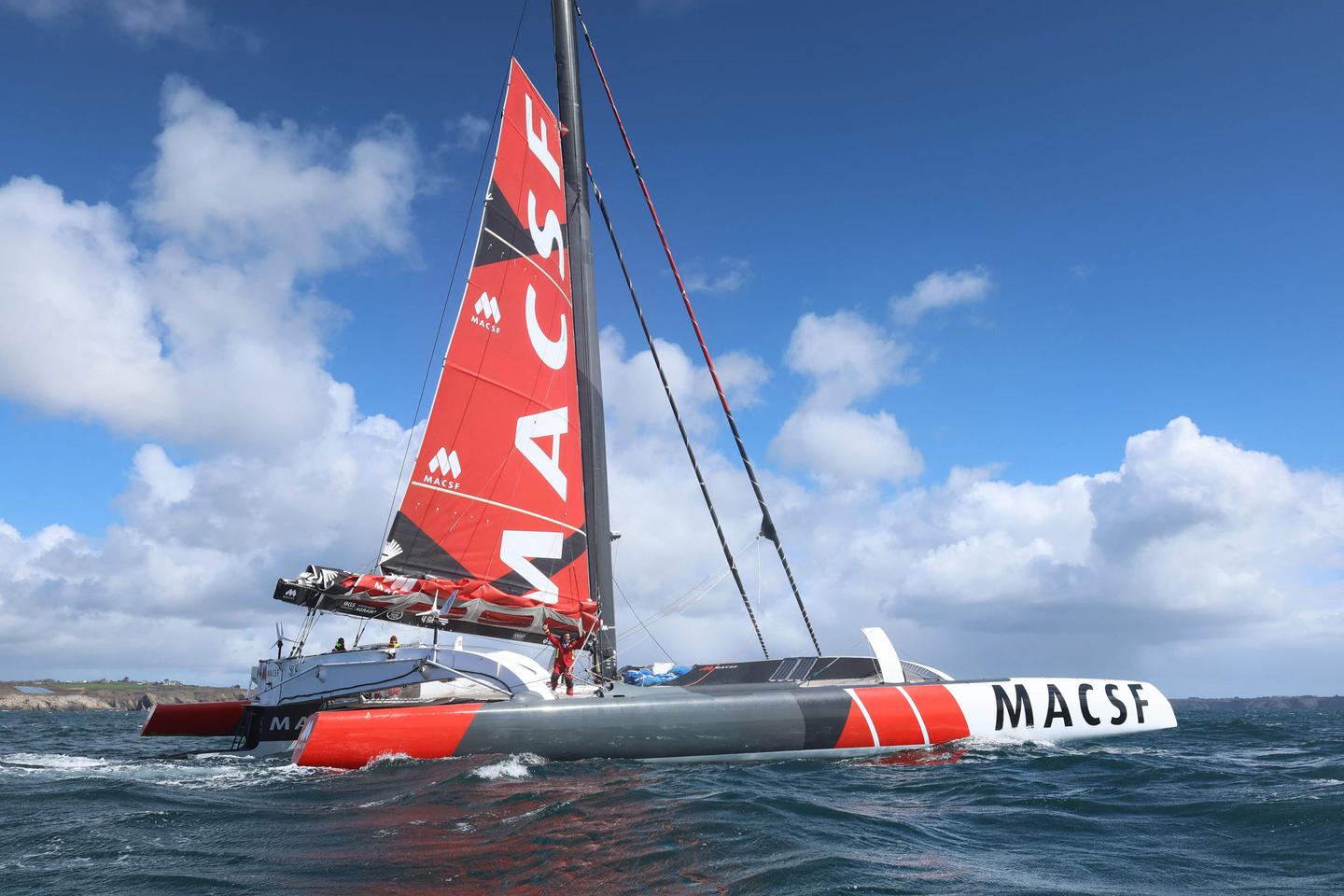 Guirec Soudée, premier navigateur à boucler le tour du monde à l’envers en multicoque : « Quand tu as goûté à ça, tu deviens accro »