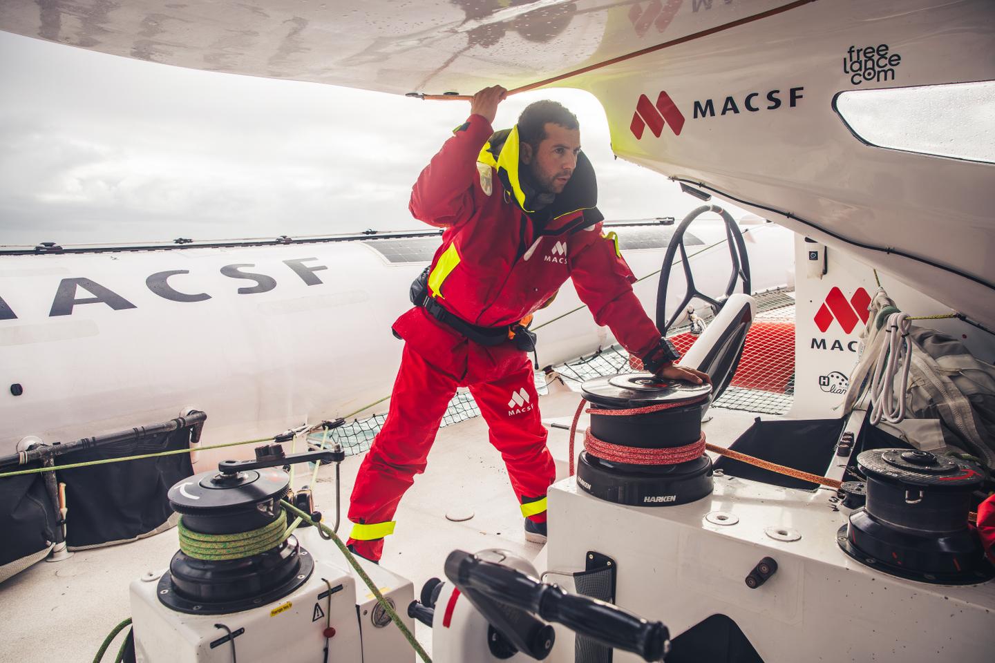 Guirec Soudée, premier navigateur à boucler un tour du monde à l’envers, en solitaire et en multicoque