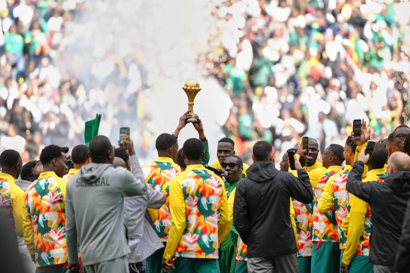 Le Sénégal présente le trophée de la CAN au Stade de France, devant la diaspora rassemblée pour célébrer les « seuls champions d’Afrique » Le Sénégal présente le trophée de la CAN au Stade de France, devant la diaspora rassemblée pour célébrer les « seuls champions d’Afrique »