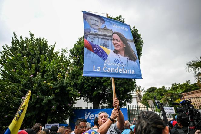Apoiadores de Maria Corina Machado, durante manifestação em frente à sede do partido político Vente Venezuela, em Caracas, 28 de março de 2026.