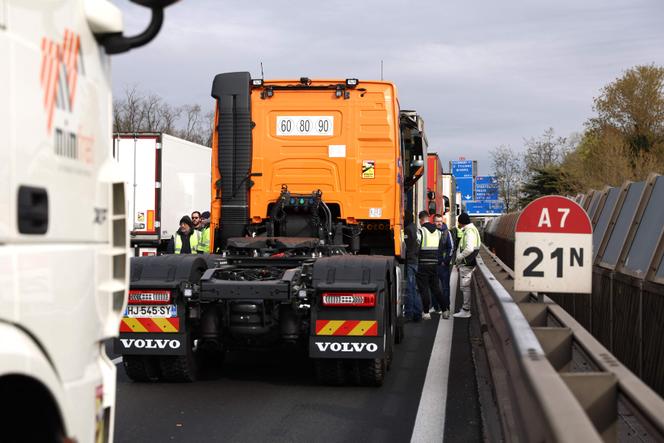 Des chauffeurs routiers bloquent l’autoroute A7 pour protester contre la hausse des prix du carburant, à Chasse-sur-Rhône (Isère), le 28 mars 2026.