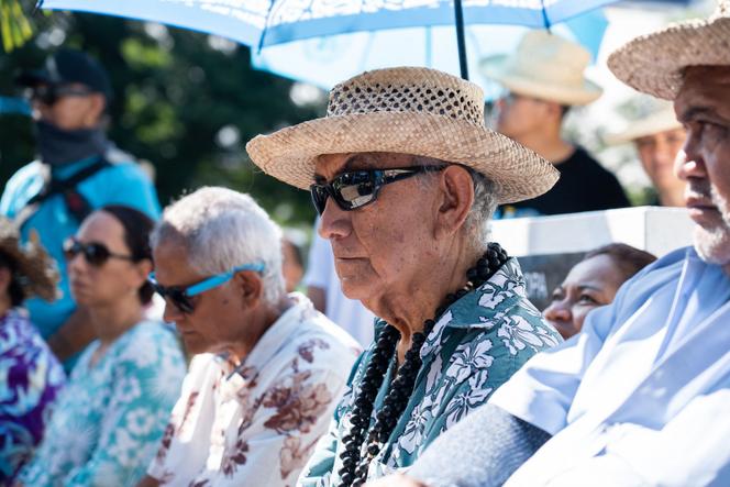 Une centaine de militants indépendantistes et d’élus locaux du parti Tavini huiraatira, dont le leader historique de l’indépendance, Oscar Temaru, au centre, devant l’Assemblée polynésienne, à Papeete, le 16 juillet 2025.