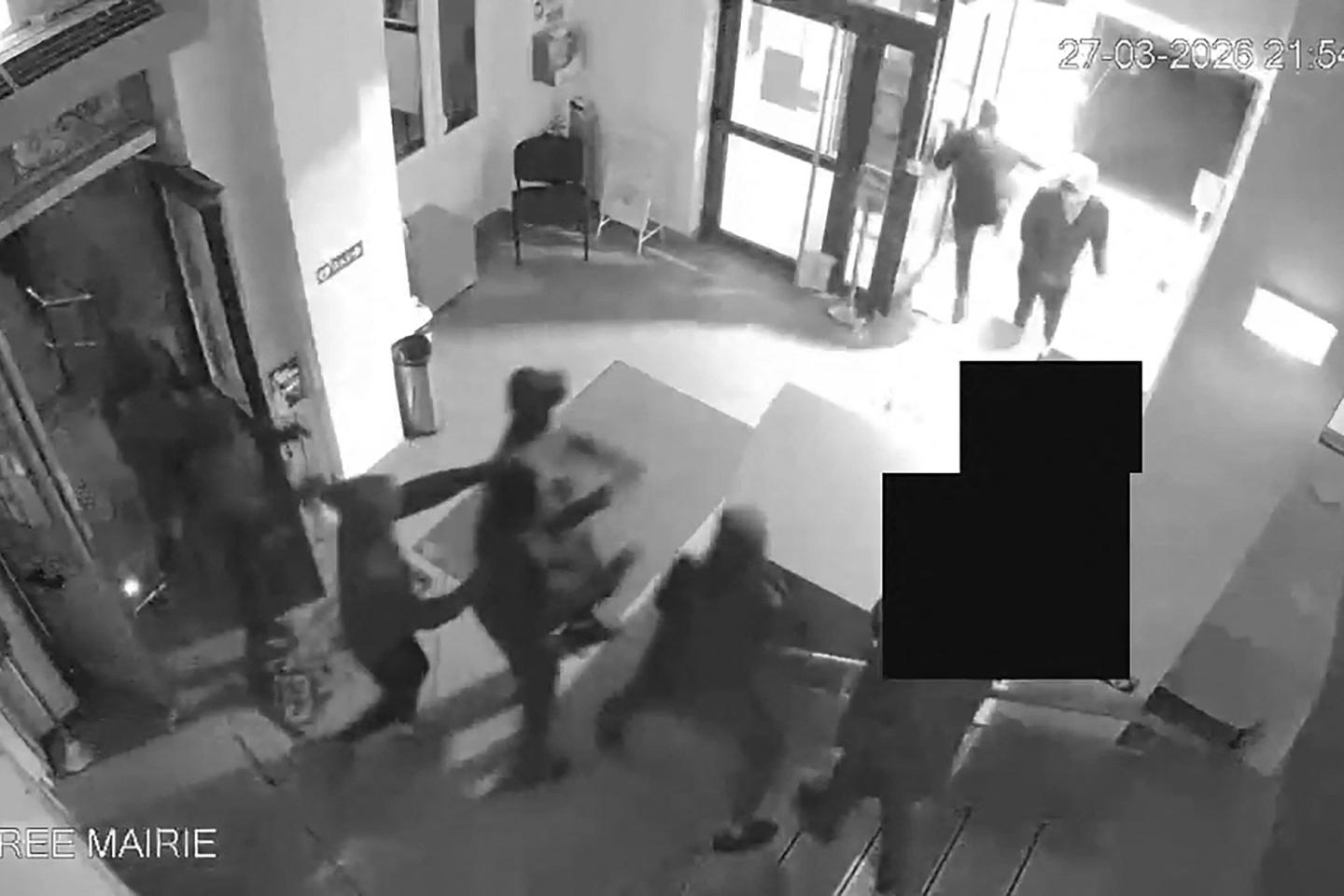 Saccage de la mairie de Fresnes lors des municipales : dix mineurs présentés à un juge, leur placement sous contrôle judiciaire requis