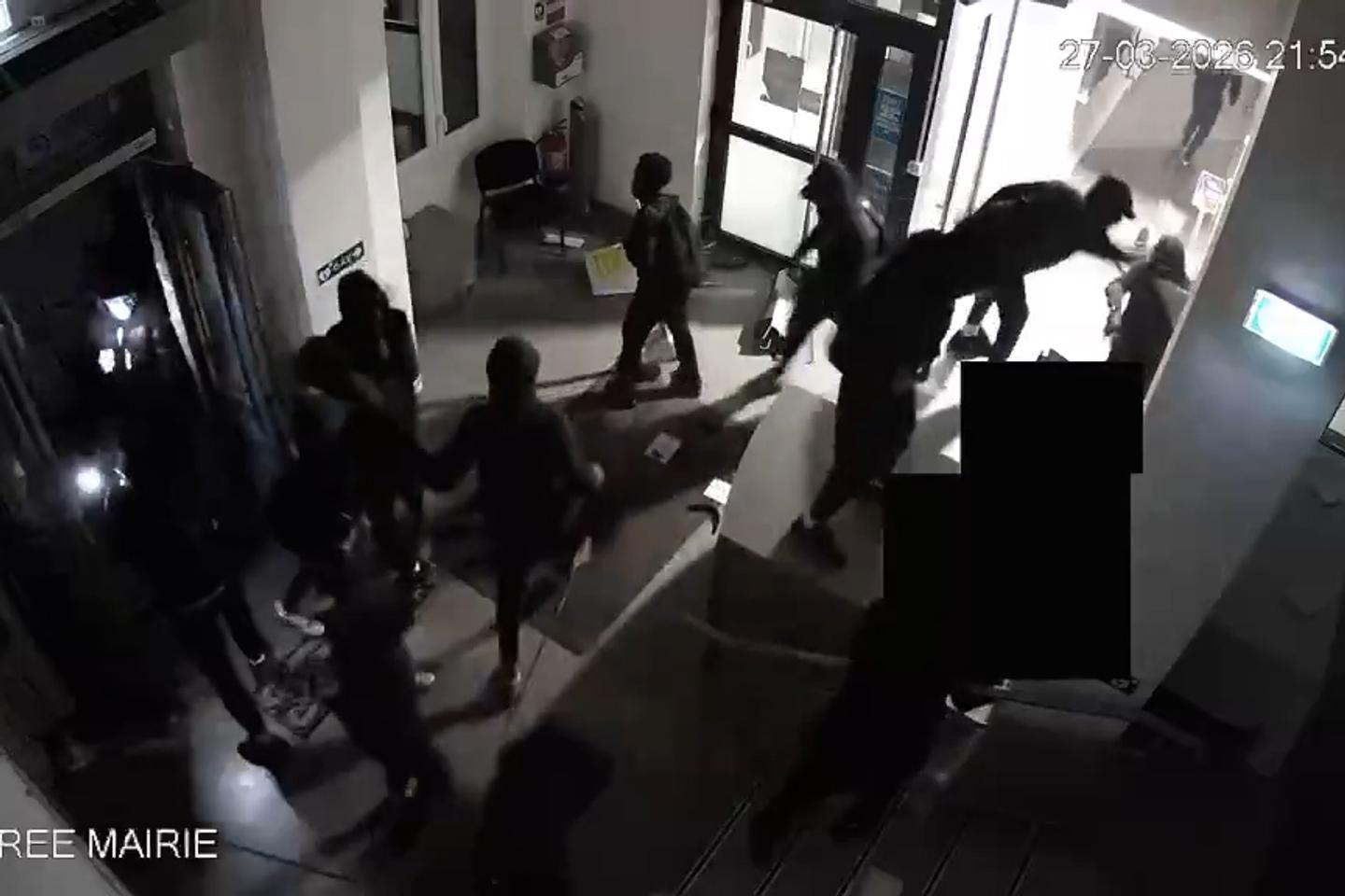 VIDÉO. Un groupe d’individus dégrade la mairie de Fresnes à la veille de l’installation de la nouvelle équipe municipale