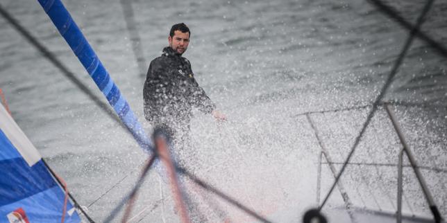 Guirec Soudée, premier navigateur à boucler un tour du monde à l’envers, en solitaire et en multicoque