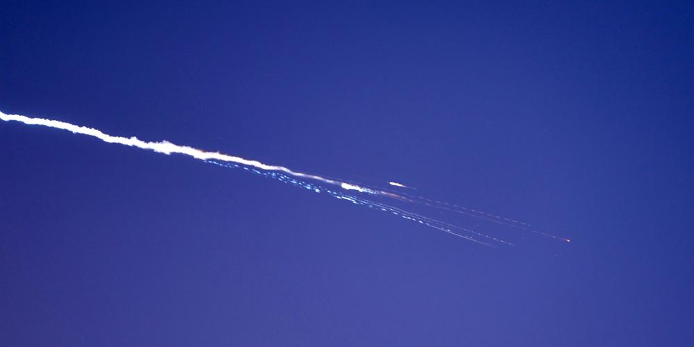 Des trâces du passage de missiles sont visibles dans le ciel au-dessus de la ville côtière israélienne de Netanya, samedi 28 mars 2026. - JACK GUEZ / AFP