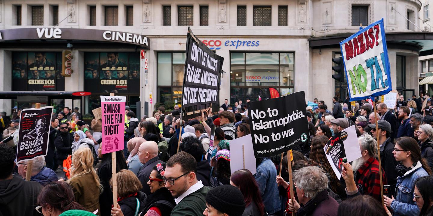 À Londres, des dizaines de milliers manifestent contre l'extrême droite