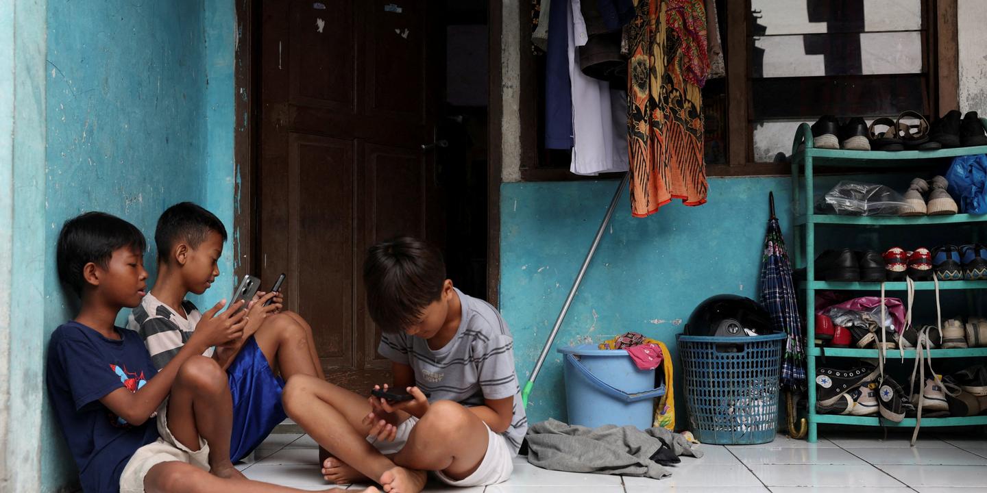 Indonésie : 70 millions d'enfants privés de réseaux sociaux après l'interdiction d'accès