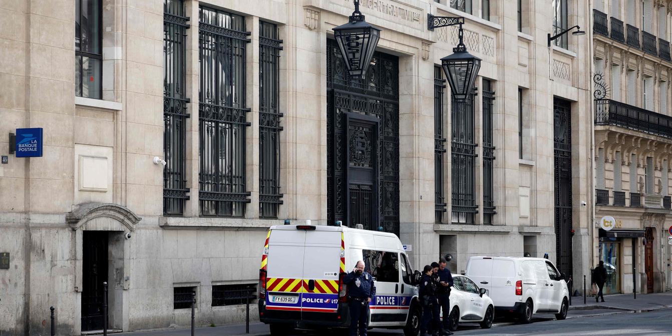 Five Arrested in Foiled Paris Bomb Plot Near Bank