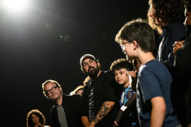 L’humoriste et réalisateur français Artus (au centre) lors de la cérémonie de remise des prix du Festival national du film scolaire à Lyon, le 3 juin 2025.