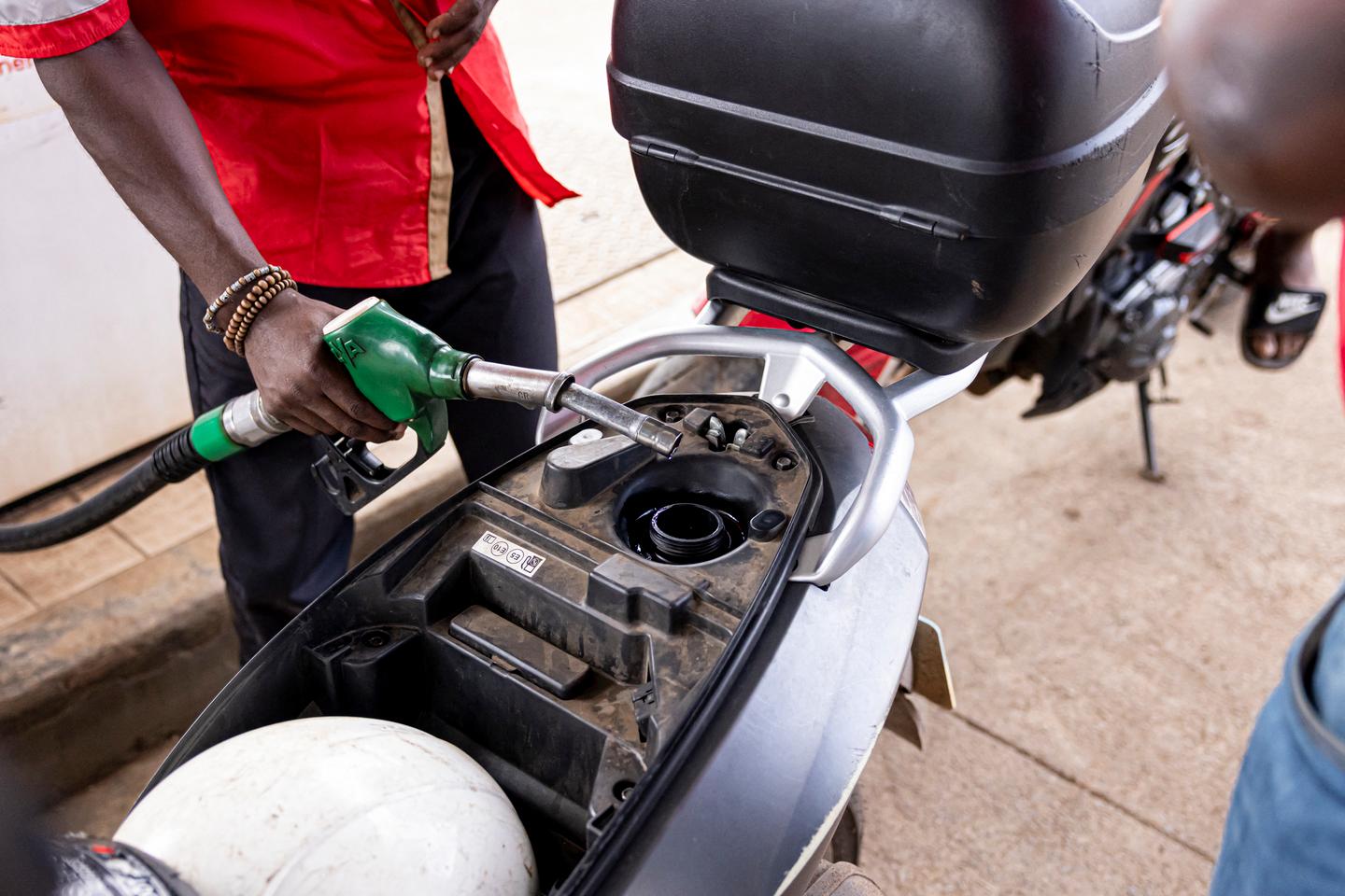 Face au choc pétrolier attendu, les préfets d’outre-mer peinent à rassurer