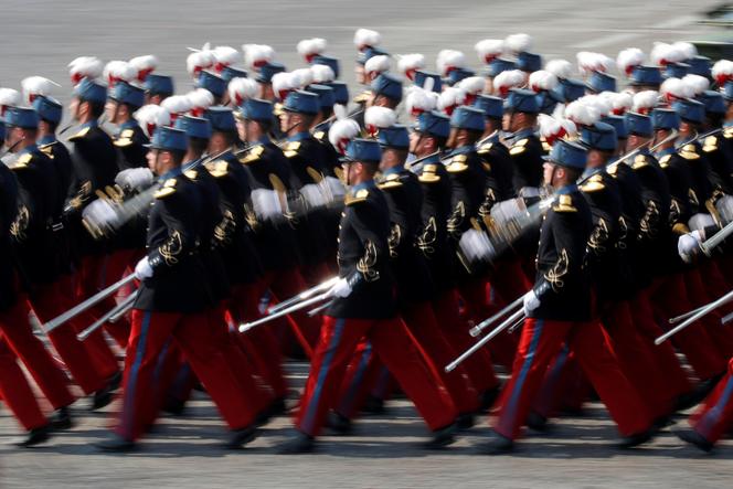 Des élèves de l’école militaire de Saint-Cyr Coëtquidan défilent sur les Champs-Elysées, à Paris, le 14 juillet 2018.