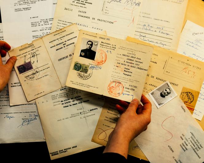 Le certificat et les documents d’un demandeur d’asile espagnol dans la salle de lecture de l’Office français de protection des réfugiés et apatrides (Ofpra), à Fontenay-sous-Bois (Val-de-Marne), le 24 mars 2026.